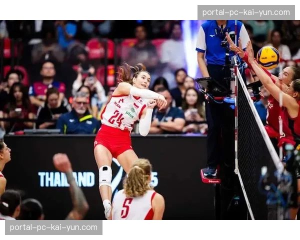 特写：比利时女排赫尔博茨赛后为小球迷签名，持续了整整二十分钟