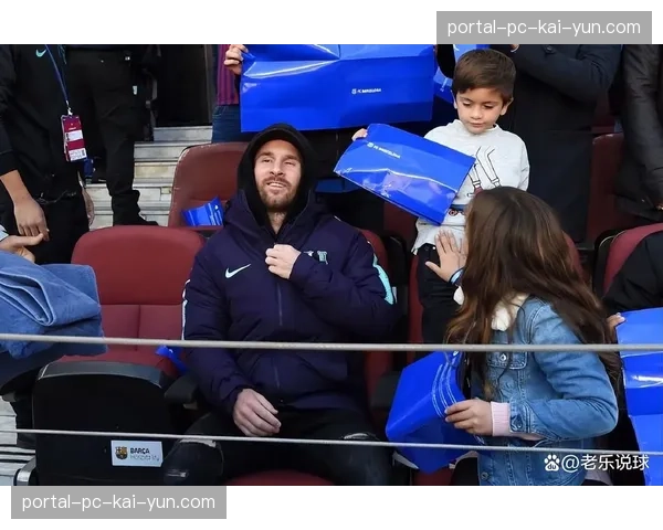 特写：一名视障球迷在声景解说系统的辅助下“观看”国家德比的关键时刻