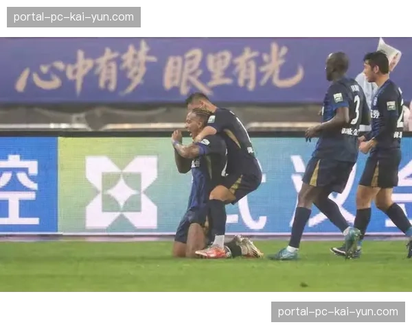 武汉体育中心雨中激战：卡迪斯头球破门瞬间被摄影师精准捕捉